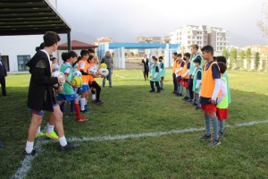 Çocuklar futbolu paylaşmak için bir araya geldi