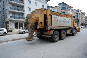 Büyükşehir ekipleri tüm yolları açık tuttu