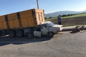 Tıra arkadan çarpan otomobil bir aileye mezar oldu