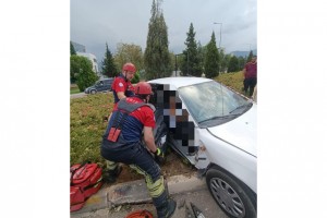 Araç içerisinde sıkışan yolcunun imdadına itfaiye yetişti