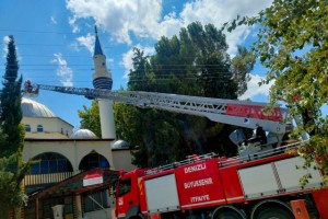 Caminin kubbesinden uçamayan leyleği itfaiye kurtardı