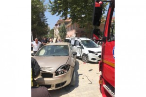 Hafif ticari araç otomobile çarptı; 4 yaralı