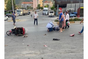 Motosiklet elektrikli bisiklete kafa kafaya çarptı; 3 yaralı