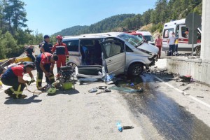 Minibüs beton bariyere çarptı: 2 ölü, 2 yaralı