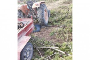 Traktörü durdurmak isterken altında kalan çiftçi öldü