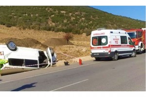 Kontrolden çıkan minibüs takla atıp şarampolde ters yattı: 5 yaralı