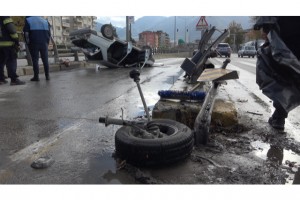 Bariyere çarpıp ters dönen otomobilden sağ çıktı