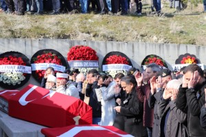 Depremde hayatını kaybeden astsubay ve ailesi son yolcuğuna uğurlandı