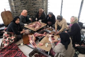 Kestikleri 70 küçükbaşı deprem bölgesine gönderiyorlar