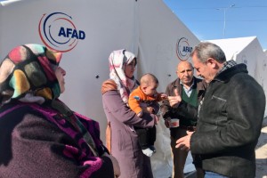 Milletvekili Şahin Tin çadır kentte depremzedelerle görüştü