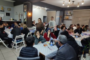 Hayırsever gurbetçi 130 kişiye restoranda iftar yaptırıyor