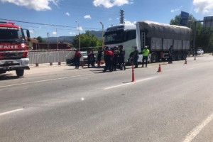 Tırın çarptığı otomobildeki yaşlı çifti ölüm ayırdı