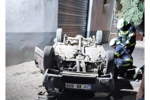 Kaldırıma çarpan otomobil uçurumdan yuvarlandı: 2 ölü