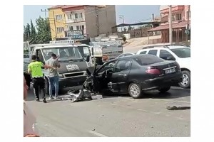 Tekeri kopan otomobil karşı şeride geçip 2 araca çarptı