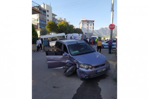 Otomobille çarpışan okul servisi apartman bahçesine uçtu: 14 yaralı