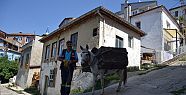 'Beyaz' isimli katır mahalleleri bembeyaz yapmak için çalışıyor